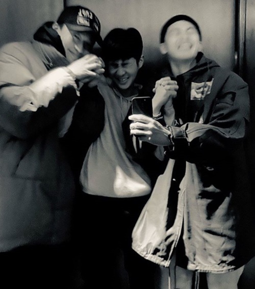 Park Seo-joon and Choi Woo-shik boasted of best friend ChemieActor Park Seo-joon posted a picture on his instagram on the morning of the 7th with an article entitled Woo-sik went to the filming place and got some Academi energy.In the public photos, Park Seo-joon, Choi Woo-shik and these acquaintances seem to be moving dynamically together.Even though it was black and white, their warmth was not hidden.Park Seo-joon and Choi Woo-shik each wore hats and padding, making them simple fashion and hoodie comfortable, but with great style.The warm meeting shots of two people, known as the best friends of the entertainment industry, made the fans excited.Park Seo-joon, meanwhile, appeared as Park Sae-roi in JTBCs Golden Earth Drama Itaewon Clath.Choi Woo-shik also appeared as the movie parasite Kim Ki-woo and will participate in the Academy Awards ceremony on the 9th.