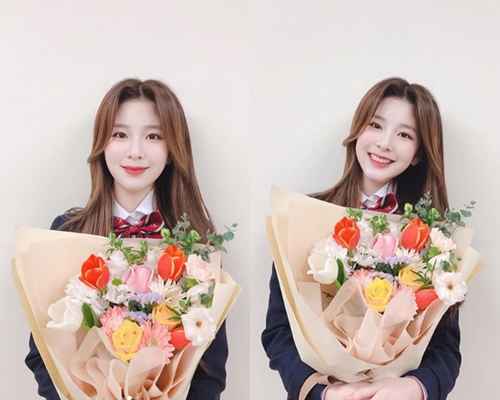 Girl group GWSN Min-Ju delivered her feelings after the Graduate ceremony, with The Graduate today (7th).On the afternoon of the 7th, GWSN official Instagram posted several photos of Min-Ju.Min-Ju attended the 9th The Graduate ceremony held at Hallym Entertainment Arts High School in Songpa-gu, Seoul.Min-Ju said, I finally got to do The Graduate, my friend.I think it was a shame that I was separated from the Friends because I was the Graduate of the school, he said. I am glad that I was glad to have The Graduate.Thank you for celebrating!!!!!