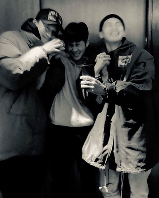 Actor Park Seo-joon has been warmed up with Choi Woo-shik and real best friend Chemie.Park Seo-joon posted a picture on his Instagram on the morning of the 7th.The photo shows Park Seo-joon and singer The Resurrection of Pigboy Crabshaw holding his hand with Choi Woo-shik in the center.The famous best friends of the entertainment industry, the delightful steamy chemistry, stood out and caught the attention.In addition, Park Seo-joon added a smile by writing (Choi) Woo-sik went to the filming site and got some Academi energy.Choi Woo-shik said, Always be healthy and make everyone around me happy.Academi cheers up and let the album work out, The Resurrection of Pigboy Crabshaw said.Choi Woo-shik will attend the 92nd annual American Academy Awards (2020) with the film The Parasite team on Thursday (local time).parasite was the first Korean film to be nominated.Meanwhile, Choi Woo-shik is currently filming the movie The Blood of the Landscape; it is also set to open Time of Hunting this month.