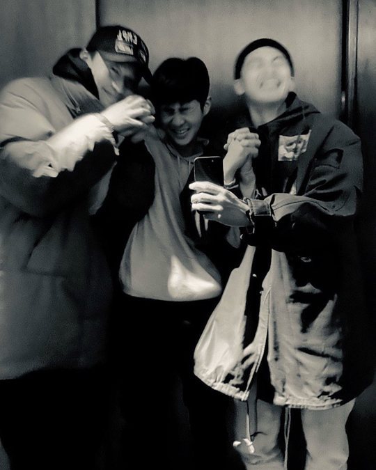 The meeting between Park Seo-joon and Choi Woo-shik has been unveiled.Actor Park Seo-joon posted an article and a photo on his instagram on February 7, Woo-sik went to the filming site and got a little academia.The photo was taken in black and white by Park Seo-joon in search of Choi Woo-shiks movie set. The face was shaken so that the face was not visible in a violent movement.Fans are also welcomed by the unchanging friendship of the two people who have been since the new person.minjee Lee