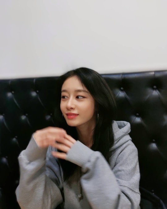 T-ara Ji-yeon revealed her daily routine.Ji-yeon posted a photo on her Instagram page on February 6.The Ji-yeon in the photo is staring somewhere, and the gray hoodie is comfortable and not gorgeously decorated, but the gorgeous beauty stands out.Minjee Lee