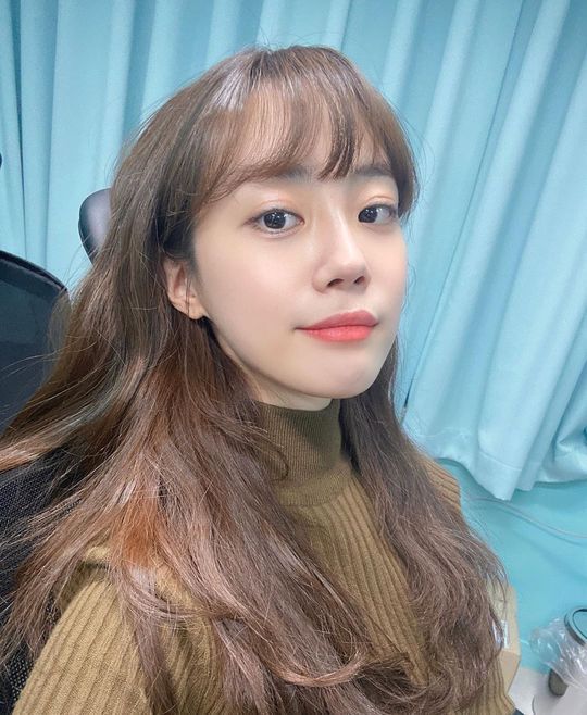 Heo Young celebrated the debut 2000 days.Heo Young, a member of the group KARA, wrote on his Instagram account on February 7, 2000 days. Thank you. Lets stay together all the time.Thank u and posted a picture.In the photo, Heo Young shows off her beauty with a skinier face, which he boasted of beauty with large eyes and sleek jawlines.han jung-won