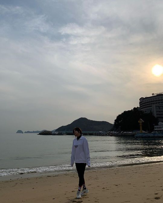 Actor Han Bo-reum flaunted her innocent lookHan Bo-reum posted a picture on his instagram on February 7 with an article entitled This is the sea quiet.The picture shows a bright smile of Han Bo-reum, whose fading face size and distinctive features catch the eye.The neat atmosphere of Han Bo-reum also attracts attention.delay stock