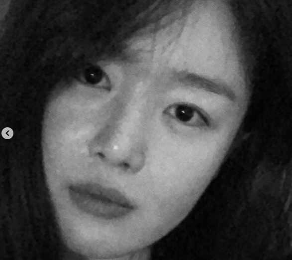 Han Sun-hwa, who is also working as a singer and actor, announced his recent situation with black and white Goddess.Today, seven days later, Singer and Actor Han Sun-hwa posted several photos through his personal Instagram account.In the open photo, Han Sun-hwa is transformed into a black and white Goddess, staring at the camera with a dreamy eye that feels innocent.Above all, her neat beauty, which reminds me of Actor Jun Ji-hyun at first glance, caught my eye.Meanwhile, Han Sun-hwa made her debut as a girl group secret and was loved by her, but in 2016, her exclusive contract with TS Entertainment ended and she left the team.He has appeared in Self-luminous Office, School 2017, Deryl Husband Ojakdu, Save Me 2 and has established himself as an actor.Han Sun-hwa Instagram captures