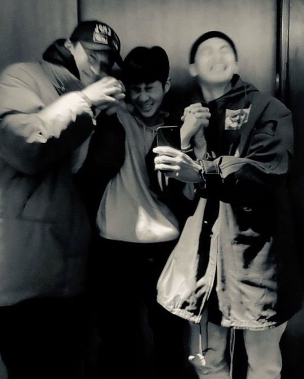 Actor Park Seo-joon boasted a warm friendship with Choi Woo-shik, The Resurrection of Pigboy Crabshaw.On the 7th, Park Seo-joon released a picture on his SNS.The photo is black and white, and Park Seo-joon, The Resurrection of Pigboy Crabshaw, Choi Woo-shik, and are laughing happily with their hands together.Park Seo-joon added with the witty words: Woo-sik went to play on set and got some academies.The Resurrection of Pigboy Crabshaw also commented, Let the album be good and the album be good.Choi Woo-shik said, Always healthy and please make everyone around me happy.Meanwhile, Park Seo-joon plays Park Sae-ro in JTBC gilt drama Itaewon Clath.Choi Woo-shik attends the 92nd Academy Awards in the United States on the 10th (Korean time).The film Director Bong Joon-ho (director Bong Joon-ho), in which he appeared, was nominated for six categories, including Best Picture, Best Director, Screenplay, Editorial, Art and International Film, for the first time in Korean films at the Awards.