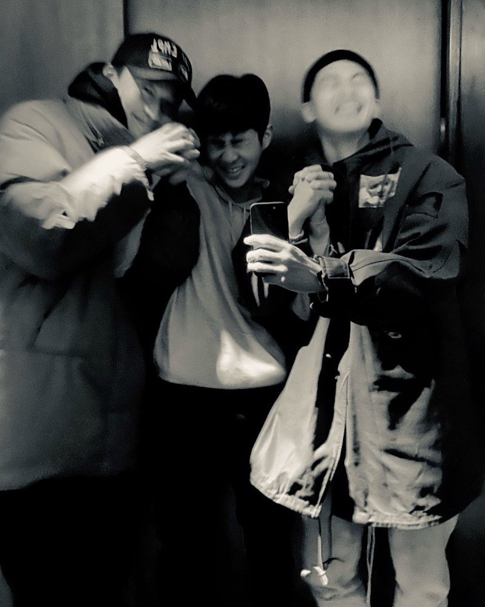 Actor Park Seo-joon flaunts unwavering friendship with Choi Woo-shikOn the 7th, Park Seo-joon released a picture on his Instagram.Park Seo-joon, Pickboy and Park Seo-joon in black and white photos are laughing cheerfully with their hands in hand.Park Seo-joon also said, Woosik went to the filming site and got a little academia.Choi Woo-shik also added, Always be healthy and make everyone around me happy.Meanwhile, Park Seo-joon plays Park Sae-roi in JTBCs Golden Drama Itaewon Clath.Choi Woo-shik will also attend the 92nd Academy Awards with the team of the film The Parasite (director Bong Joon-ho) on the 9th.Photo = Park Seo-joon Instagram