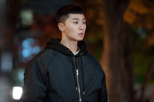 The close encounters of Itaewon Klath Park Seo-joon, Kim Da-mi and Kwon Nara were captured.JTBC gilt drama Itaewon Klath (directed by Kim Sung-yoon, Cho Kwang-jin, production showbox and writing, original webtoon Itaewon Klath) was released on February 8, ahead of the 4th broadcast, with Park Sae-ro-yi (Park Seo-joon) facing Joyseo (Kim Da-mi) and Oh Soo It revealed the appearance of -ah (Kwon Nara Boone).The tense nervous breakdown of their seldom backing down is already tough.The film has come to an Itaewon receptionist for a heated youth Park Sae-ro-yi; viewer reactions are also explosive.It has been showing off its power by showing off its popularity by breaking the ratings of 8% (8.0% nationwide, 8.3% in the metropolitan area / Nielsen Korea paid households) in three episodes of broadcasting. The TV search response released by Good Data Corporation, a TV topic analysis agency, also showed the first place among all programs including drama and non-drama (from January 27 to February 2.In the last broadcast, Park Sae-ro-yis blood, sweat, and tears, Joy Seo and Jang Geun-soo (Kim Dong-hee), the second son of Jangga, came to the scene and a disturbance occurred.Park Sae-ro-yi, who eventually went to the police station, was suspended for two months.Above all, Park Sae-ro-yis vengeance, which he faced again in 10 years with The Fountainhead (Security), was hotter.Park Sae-ro-yi, who warned me that my plan is 15 years old toward the constantly stimulating chapter, amplified expectations and curiosity about future development.In the meantime, the public photos are curious because they contain three faces of Park Sae-ro-yi, Joy, and Oh Soo-ah.Joy, who has been twisted since his first meeting with Park Sae-ro-yi, and Park Sae-ro-yis first love Oh Soo-ah.I wonder about the story of three people who seem to be unable to get together.His eyes on Oh Soo-ah, a time bomb like Joy who does not know when and where to burst, sparkle with curiosity as if he will do something right now.Oh Soo-ah, who stares at Joy with a relaxed appearance, attracts attention.Here is the inept face of Park Sae-ro-yi, who is embarrassed by the unexplained nervous warfare.While Park Sae-ro-yi was away, one-on-one faces between Joyser and Oh Soo-ah were also captured: sparks are generated by eye contacts exchanged in a defensive manner with arms folded.In the previous trailer, Do you like the new Roy?Is it sorry that you have stopped the new Roy business? Joy, who sharply replies to the stone fastball, Did you report it? Park Su-in