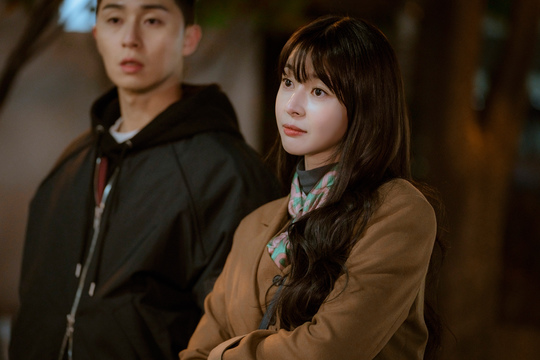 The close encounters of Itaewon Klath Park Seo-joon, Kim Da-mi and Kwon Nara were captured.JTBC gilt drama Itaewon Klath (directed by Kim Sung-yoon, Cho Kwang-jin, production showbox and writing, original webtoon Itaewon Klath) was released on February 8, ahead of the 4th broadcast, with Park Sae-ro-yi (Park Seo-joon) facing Joyseo (Kim Da-mi) and Oh Soo It revealed the appearance of -ah (Kwon Nara Boone).The tense nervous breakdown of their seldom backing down is already tough.The film has come to an Itaewon receptionist for a heated youth Park Sae-ro-yi; viewer reactions are also explosive.It has been showing off its power by showing off its popularity by breaking the ratings of 8% (8.0% nationwide, 8.3% in the metropolitan area / Nielsen Korea paid households) in three episodes of broadcasting. The TV search response released by Good Data Corporation, a TV topic analysis agency, also showed the first place among all programs including drama and non-drama (from January 27 to February 2.In the last broadcast, Park Sae-ro-yis blood, sweat, and tears, Joy Seo and Jang Geun-soo (Kim Dong-hee), the second son of Jangga, came to the scene and a disturbance occurred.Park Sae-ro-yi, who eventually went to the police station, was suspended for two months.Above all, Park Sae-ro-yis vengeance, which he faced again in 10 years with The Fountainhead (Security), was hotter.Park Sae-ro-yi, who warned me that my plan is 15 years old toward the constantly stimulating chapter, amplified expectations and curiosity about future development.In the meantime, the public photos are curious because they contain three faces of Park Sae-ro-yi, Joy, and Oh Soo-ah.Joy, who has been twisted since his first meeting with Park Sae-ro-yi, and Park Sae-ro-yis first love Oh Soo-ah.I wonder about the story of three people who seem to be unable to get together.His eyes on Oh Soo-ah, a time bomb like Joy who does not know when and where to burst, sparkle with curiosity as if he will do something right now.Oh Soo-ah, who stares at Joy with a relaxed appearance, attracts attention.Here is the inept face of Park Sae-ro-yi, who is embarrassed by the unexplained nervous warfare.While Park Sae-ro-yi was away, one-on-one faces between Joyser and Oh Soo-ah were also captured: sparks are generated by eye contacts exchanged in a defensive manner with arms folded.In the previous trailer, Do you like the new Roy?Is it sorry that you have stopped the new Roy business? Joy, who sharply replies to the stone fastball, Did you report it? Park Su-in