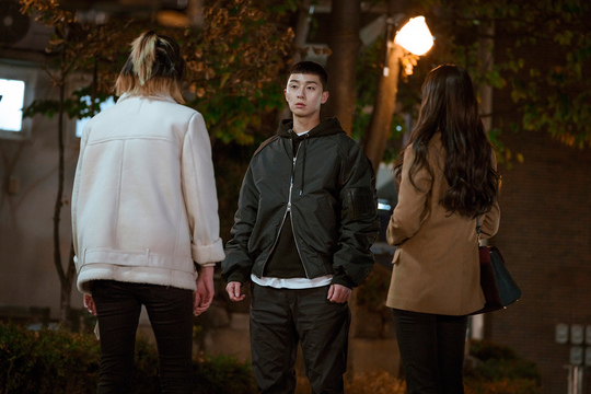 The close encounters of Itaewon Klath Park Seo-joon, Kim Da-mi and Kwon Nara were captured.JTBC gilt drama Itaewon Klath (directed by Kim Sung-yoon, Cho Kwang-jin, production showbox and writing, original webtoon Itaewon Klath) was released on February 8, ahead of the 4th broadcast, with Park Sae-ro-yi (Park Seo-joon) facing Joyseo (Kim Da-mi) and Oh Soo It revealed the appearance of -ah (Kwon Nara Boone).The tense nervous breakdown of their seldom backing down is already tough.The film has come to an Itaewon receptionist for a heated youth Park Sae-ro-yi; viewer reactions are also explosive.It has been showing off its power by showing off its popularity by breaking the ratings of 8% (8.0% nationwide, 8.3% in the metropolitan area / Nielsen Korea paid households) in three episodes of broadcasting. The TV search response released by Good Data Corporation, a TV topic analysis agency, also showed the first place among all programs including drama and non-drama (from January 27 to February 2.In the last broadcast, Park Sae-ro-yis blood, sweat, and tears, Joy Seo and Jang Geun-soo (Kim Dong-hee), the second son of Jangga, came to the scene and a disturbance occurred.Park Sae-ro-yi, who eventually went to the police station, was suspended for two months.Above all, Park Sae-ro-yis vengeance, which he faced again in 10 years with The Fountainhead (Security), was hotter.Park Sae-ro-yi, who warned me that my plan is 15 years old toward the constantly stimulating chapter, amplified expectations and curiosity about future development.In the meantime, the public photos are curious because they contain three faces of Park Sae-ro-yi, Joy, and Oh Soo-ah.Joy, who has been twisted since his first meeting with Park Sae-ro-yi, and Park Sae-ro-yis first love Oh Soo-ah.I wonder about the story of three people who seem to be unable to get together.His eyes on Oh Soo-ah, a time bomb like Joy who does not know when and where to burst, sparkle with curiosity as if he will do something right now.Oh Soo-ah, who stares at Joy with a relaxed appearance, attracts attention.Here is the inept face of Park Sae-ro-yi, who is embarrassed by the unexplained nervous warfare.While Park Sae-ro-yi was away, one-on-one faces between Joyser and Oh Soo-ah were also captured: sparks are generated by eye contacts exchanged in a defensive manner with arms folded.In the previous trailer, Do you like the new Roy?Is it sorry that you have stopped the new Roy business? Joy, who sharply replies to the stone fastball, Did you report it? Park Su-in