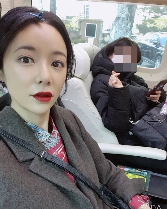 Actor Hwang Jung-eum reported on the latest news on the 10th.Hwang Jung-eum posted several photos on his Instagram on February 8 with the article Ten Days: Two-gap Car.In the open photo, Hwang Jung-eum is taking a selfie with the staff; Hwang Jung-eum, who is stylish with red lip, is showing off an even more elegant atmosphere.The unique Goddess Beautiful look of Hwang Jung-eum makes the viewers admire.Park So-hee