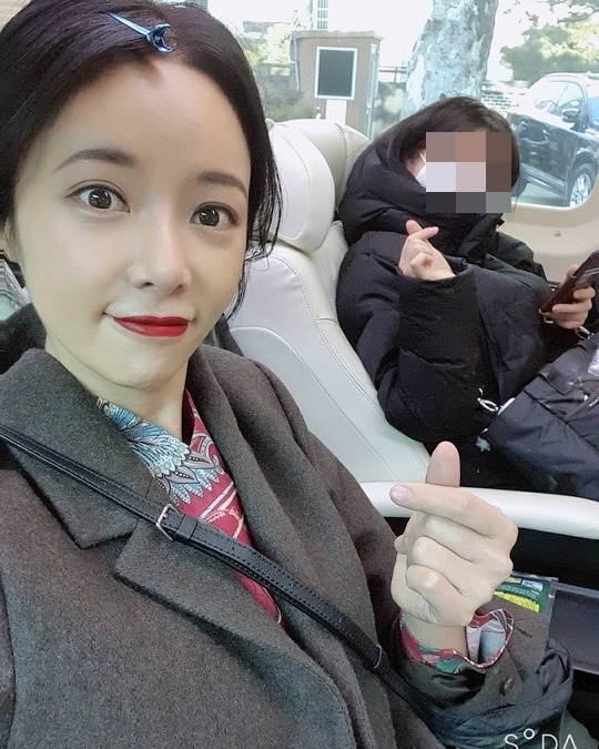 Actor Hwang Jung-eum reported on the latest news on the 10th.Hwang Jung-eum posted several photos on his Instagram on February 8 with the article Ten Days: Two-gap Car.In the open photo, Hwang Jung-eum is taking a selfie with the staff; Hwang Jung-eum, who is stylish with red lip, is showing off an even more elegant atmosphere.The unique Goddess Beautiful look of Hwang Jung-eum makes the viewers admire.Park So-hee