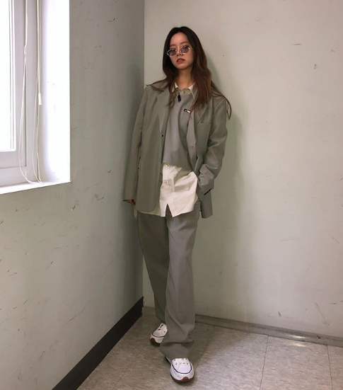 Actor Hyeri boasted an extraordinary sense of fashion.Hyeri posted several photos on his SNS on the afternoon of the 8th.In the photo, Hyeri boasted a unique style in her unique sunglass, gray Jacket and suit. Hyeris imposing expression catches her eye.Hyeris imposing Attitude shines.Hyeri is currently appearing on TVN entertainment program Amazing Saturday - Doremi Market