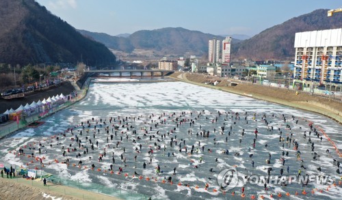 한파야 고맙다, 화천산천어축제 얼음낚시 재개장 (화천=연합뉴스) 양지웅 기자 = 8일 오전 강원 화천군 화천천 일원에서 열린 '2020 화천산천어축제'를 찾은 관광객들이 얼음낚시를 즐기고 있다. 2020.2.8 yangdoo@yna.co.kr