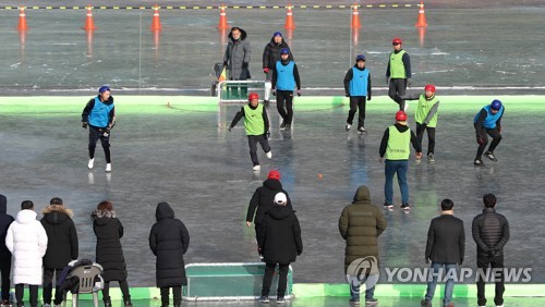 신나는 얼음 축구 (화천=연합뉴스) 양지웅 기자 = 8일 오전 강원 화천군 화천천 일원에서 열린 '2020 화천산천어축제'를 찾은 관광객들이 얼음 축구를 즐기고 있다. 2020.2.8 yangdoo@yna.co.kr