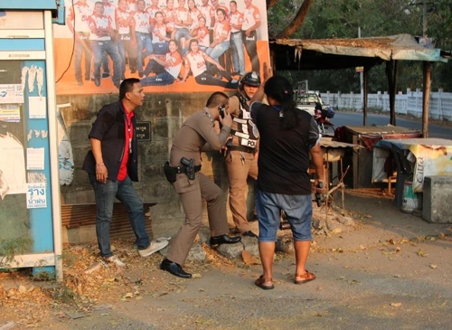 총기를 난사하는 군인과 대치 중인 태국 경찰들 [카오솟 캡처]
