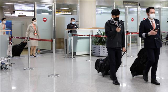무사증 중단된 제주공항 국제선 도착장 - 무사증 제도가 임시 중단된 첫날인 4일 오전 제주국제공항 국제선 도착장이 비교적 한산한 모습을 보이고 있다.2020.2.4/뉴스1