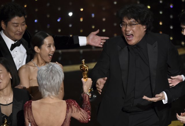 ‘내가 해냈어!’ 영화 ‘기생충’의 봉준호 감독이 9일(현지시간) 미국 캘리포니아 주 로스엔젤레스 할리우드 돌비극장에서 열린 제92회 아카데미 시상식에서 작품상 수상 직후 포효하고 있다. AP 뉴시스