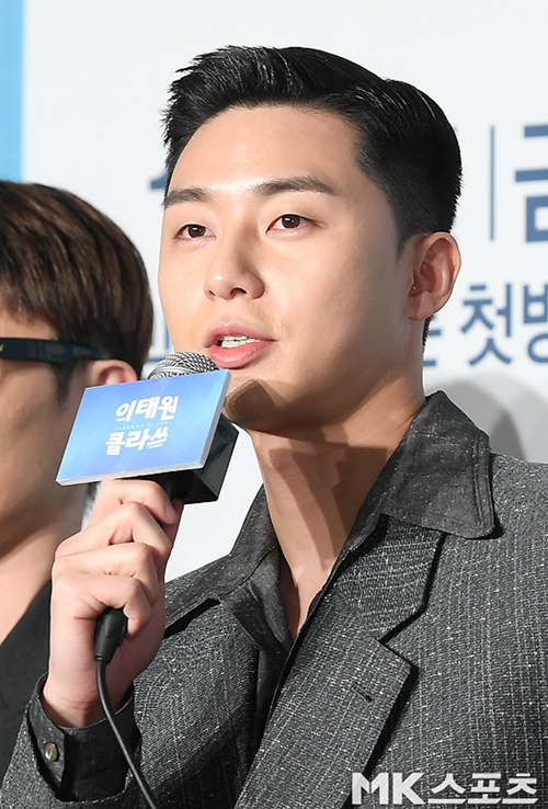 Park Seo-joon congratulates best friend Choi Woo-shikActor Park Seo-joon posted a picture on his instagram on the afternoon of the 10th with an article entitled To be honest, I steal tears.The photo shows Actor Choi Woo-shik enjoying the joy of winning the 92nd Academy Awards held at the LA Dolby Theater in Hollywood, Los Angeles, California on the 9th (local time).Choi Woo-shik appeared in the film Parasite (director Bong Joon-ho) and divided into Kim Ki-woo, and Park Seo-joon made a special appearance as Minhyun for his best friend.Park Seo-joons full-fledged appearance of celebrating his friend who greeted him from afar made the hearts of the viewers warm.On the other hand, Parasite won the screenplay, director, international film, and film awards at the Academy Awards ceremony and enjoyed the honor of four gold medals.
