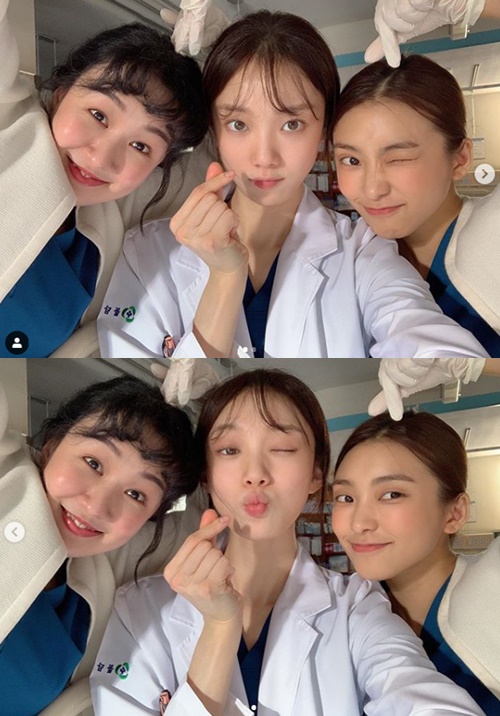 Lee Sung-kyung, Yoon Purple and Jeong Ji-an boasted a selfie with a lot of love.Actor Lee Sung-kyung posted an article and a photo on his instagram on the afternoon of the 10th.The released photos show Lee Sung-kyung, actress Yoon Purple and Jeong Ji-an wearing Doldam Hospital costumes on the set of SBS monthly drama Romantic Doctor Kim Sabu 2 (hereinafter referred to as Kim Sabu 2).The three are gentle faces without makeup, and they emit fresh juice.They also gave a warm heart to the viewers with their finger hearts.On the other hand, Lee Sung-kyung is playing Cha Eun-jae, Yoon Purple is Ju Young-mi, and Jeong Ji-an is playing the role of Eun Hyun-jung.