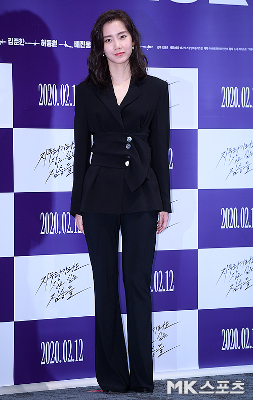 Actor Jeon Do-yeon attended the films media preview, still sporting fresh beauty.Jeon Do-yeon showed off her luscious charm with a rich ruffle blouse of white colours as she accentuated her chic look with a black leather skirt.He also added cuteness by curling his fine hair into a ball of kotto with a neat braid, especially the gold drop earring of L products, which completed a romantic and modern post-feminine look.Actor Jung Woo-sung showed up at the movie media preview with a neat and modern look.Jung Woo-sung, wearing a semi-suit on the day, showed a dandy fashion wearing a black colored neck Polar knit instead of a shirt in Jacket.In particular, Jung Woo-sung added a sophisticated point by matching a gray checkered jacket with a calm black neck Polar knit and slacks.Above all, his brilliant visuals with perfect features captivated his attention by completing fashion.Singer Jaejoong attended an entertainment program production presentation with a brilliant visual.On this day, Jaejoong attracted attention with a perfect fashion sense that shines as much as a blonde hairstyle.Jaejoong, who captivated her with a red checkered Jacket, completed a simple yet edged styling with white tea and black jeans.Here, Black Chelsea boots worn in black jeans and color custom appealed to the sexy charm of Jaejoong.Actor Shin Hyun-bin shows off Edge Black Sut look at film media previewShin Hyun-bin completed the chic black suit look with a black Jacket that highlighted the waist and wide boots cut slacks by catching the silhouette.In particular, the black Jacket, which emphasizes the waist, has a sparkling jewelery button to steal the gaze.Shin Hyun-bin also showed off her innocent visuals with a naturally oversized hairstyle.