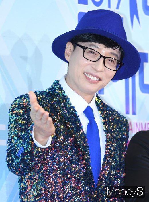 What about the Running Man cast response to the Heritage Castle comprehensive set? In SBS Running Man broadcasted on the 9th, the members were shown to have prepared each one of the Gift things and things to throw away requested by the production team.Haha first brought a meaningful thing, a machine that poured alcohol for the members who were drinking, and said, I brought it to my mind.Jeon So-min was embarrassed and said, I do not drink alone. Then Haha brought a signboard with the object he wanted to throw away and made a lot of effort.Yoo Jae Suk then introduced the Heritage Castle comprehensive Gift set, saying, Its so hot these days, everyone will love it so much, its not available.Haha said, Is it all your PR time? And Jeon So-min said, My parents will like it.