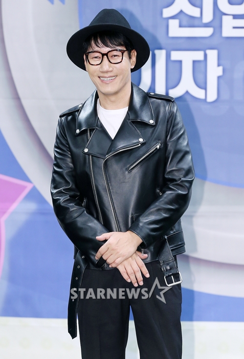 At the opening ceremony, the members mentioned Ji Suk-jins SNS spoiler case.Previously, Ji Suk-jin posted a photo of the scene that could predict the ending of the Running Man in his instagram and quickly deleted it.Ji Suk-jin said, I am sorry. I am so sorry for the production team. I thought it was on the air because it was a recording that I had taken before.I was surprised too, and in a moment, about 30,000 people pressed Likes, he added.