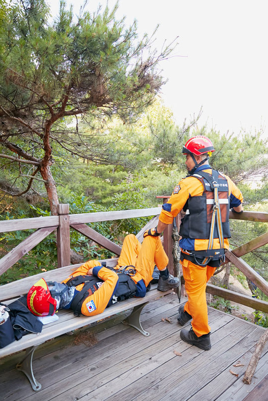 The dizzying shooting scene of KBS 2TV drama Forest starring Park Hae-jin (playplayed by Lee Sun-young, co-produced by IHQ co-produced Star Force, branch contents) took off the veil.In the drama, 119 special rescue Firefighters were released with vivid photos of Actors who shot numerous scenes such as disassembled fire scene, cliff, helicopter repel descent.Forest is a work that depicts the contents of the characters with realistic desires healing the wounds of their hearts with their unhappiness memories in the space of Forest and realizing the essence of happiness.In the drama, Park Hae-jin plays the role of Kang San-hyuk, who becomes a 119 special rescue team from a cool M & A expert, and plays a direct Firefighter.In fact, Park Hae Jin and the Actors who were divided into 119 special rescue teams in the play were shooting in Gangwon Province.All the shots were safely taken with the participation of actual Firefighters, but most of the scenes were shooting with a lot of physical strength.Park Hae-jin, who was exhausted from the filming that went between the steep rocks, took a picture of the party with ice cream.As I filmed on the mountain for a long time, Park Hae Jin and the Actors of the Firefighter showed off their strong friendship as if they were real Firefighters.Park Hae-jin said, Thanks to the Actors and Firefighters who played the role of the 119 special rescue team, who gave each other a strong will in the long and rough shooting, I was able to continue shooting in difficult situations.In particular, Kim Eun-soo, who was the youngest member of the rescue team as a junior of Park Hae-jins agency, and Geum Min-san, who was divided into a tin-type crew, are the back door that he relied on each other throughout the shooting with Park Hae-jins right arm and left arm.Park Hae-jin has been impressed by the staff for his careful efforts to give a sense of reality to the role of the play, such as training the actual Firefighters after the intense physical training for the role of the Firefighter.kim myeong-mi