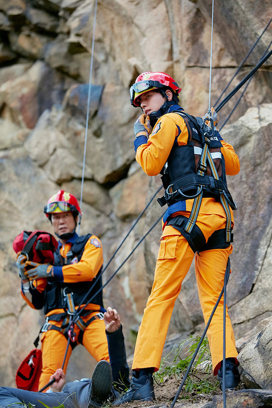 The dizzying shooting scene of KBS 2TV drama Forest starring Park Hae-jin (playplayed by Lee Sun-young, co-produced by IHQ co-produced Star Force, branch contents) took off the veil.In the drama, 119 special rescue Firefighters were released with vivid photos of Actors who shot numerous scenes such as disassembled fire scene, cliff, helicopter repel descent.Forest is a work that depicts the contents of the characters with realistic desires healing the wounds of their hearts with their unhappiness memories in the space of Forest and realizing the essence of happiness.In the drama, Park Hae-jin plays the role of Kang San-hyuk, who becomes a 119 special rescue team from a cool M & A expert, and plays a direct Firefighter.In fact, Park Hae Jin and the Actors who were divided into 119 special rescue teams in the play were shooting in Gangwon Province.All the shots were safely taken with the participation of actual Firefighters, but most of the scenes were shooting with a lot of physical strength.Park Hae-jin, who was exhausted from the filming that went between the steep rocks, took a picture of the party with ice cream.As I filmed on the mountain for a long time, Park Hae Jin and the Actors of the Firefighter showed off their strong friendship as if they were real Firefighters.Park Hae-jin said, Thanks to the Actors and Firefighters who played the role of the 119 special rescue team, who gave each other a strong will in the long and rough shooting, I was able to continue shooting in difficult situations.In particular, Kim Eun-soo, who was the youngest member of the rescue team as a junior of Park Hae-jins agency, and Geum Min-san, who was divided into a tin-type crew, are the back door that he relied on each other throughout the shooting with Park Hae-jins right arm and left arm.Park Hae-jin has been impressed by the staff for his careful efforts to give a sense of reality to the role of the play, such as training the actual Firefighters after the intense physical training for the role of the Firefighter.kim myeong-mi