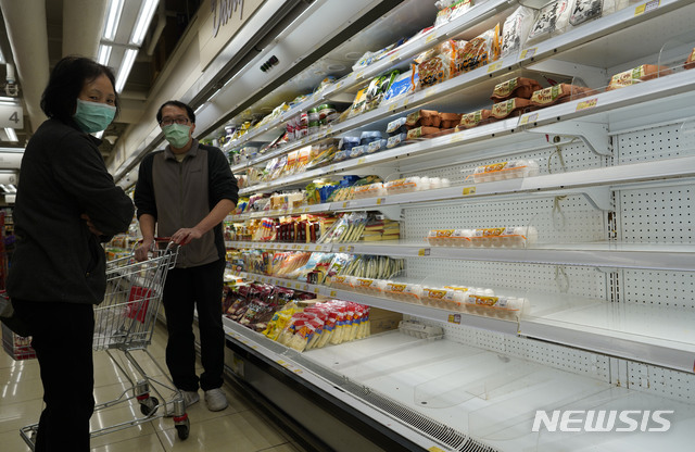 [홍콩=AP/뉴시스] 9일(현지시간) 신종 코로나바이러스 감염증(우한폐렴)이 확산한 가운데 마스크를 낀 홍콩 시민들이 슈퍼마켓의 텅 빈 진열대 앞에 서 있다. 2020.02.10.