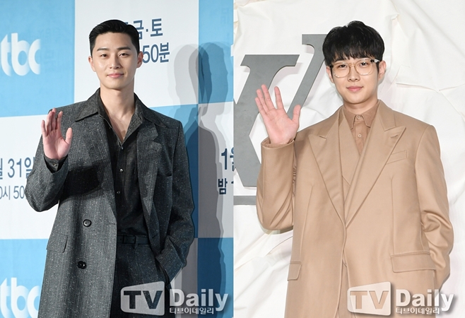 Actor Park Seo-joon congratulated Actor Choi Woo-shik, who is close friends.On the 10th, Park Seo-joon posted a picture on his instagram with an article entitled I honestly saw tears stolen.Park Seo-joon and Choi Woo-shik became close friends after establishing a relationship through KBS Family in 2012.Choi Woo-shik and Park Seo-joon appeared in the movie parasite as Kim Ki-woo and Min Hyun respectively.Cymbiote won four awards, including the Best Authorized Film Award, Screenplay Award and International Film Award, at the 92nd Academy Awards held at Dolby Theater in Los Angeles on the 9th (local time).In particular, parasites won the first film award in a foreign language film and set a new milestone for Oscar movies.
