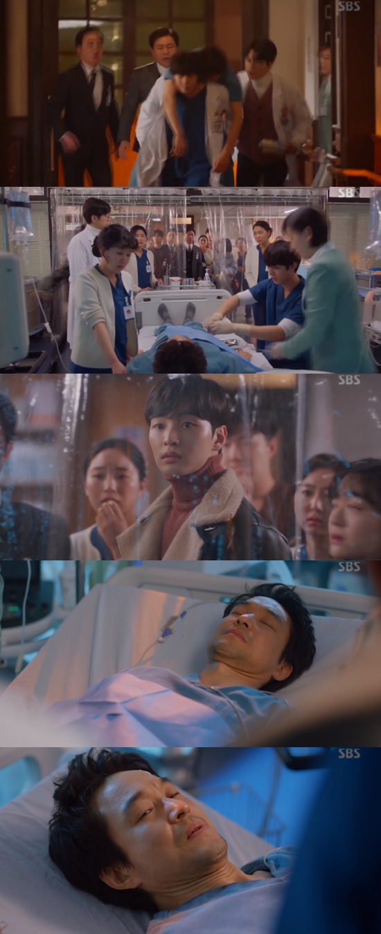 Romantic Doctor Kim Sa-bu 2 Ahn Hyo-seop is at the crossroads of ChoicesIn the 11th episode of SBS monthly drama Romantic Doctor Kim Sabu 2 broadcasted on the 10th, Seo Woo Jin (Ahn Hyo-seop) was drawn to the corner.On that day, Seo Woo Jin and Bae Moon-jung (Shin Dong-wook) found Kim Sa-bu (Han Seok-gyu) who fell to the floor.Seo Woo Jin hastily sealed Kims wounds, and all the hospital staff gathered in one place.Fortunately, Kim regained consciousness and refused to be hospitalized, saying, Its okay, Im not dying. Oh Myung-sim (Jin-kyung) said, Please listen to me. Who is going to die now?Im just going to check on my condition. Why do not you just go to hospital for a day? Kim Sabu reassured me that I do it myself, and Oh Myung-sim said, Do you know that you are lying on the floor of the clinic?If you were hurt, you should have told me. Is there a doctor in this hospital? Look.The doctor will judge whether it is okay or not. Please show an example as a patient. In the end, Kim was treated as he said, and then he found Kims room alone.Oh apologized to Kim Sabu and said, Tuppakki, where Kim Sabu falls, is going to fall down. Do you know? There will be some tests tomorrow morning.The next day, Kim treated the patients as usual. Seo Woo Jin dissuaded Kim Sabu, saying, Because there are people here who need teachers, because they should not be sick.Thats why you keep hiding it. Im afraid people here are worried. Im not sure thats a good Tuppakki for you.I do not know if Tuppakki is a good relationship that everyone depends entirely on one teacher.I am so sick that I can not hide my sickness to meet that expectation. Kim said, Thats what Im saying in the jargon, and Seo Woo Jin said, Please be diagnosed and get treated.At this time, Park Eun-tak (Kim Min-jae) heard the conversation between Kim Sa-bu and Seo Woo Jin, who worried about Oh Myung-sim, saying, Is Kim Sa-bu burdened by them?In addition, Seo Woo Jin noticed that the doctor who had performed the surgery in the past had made a mistake while he was operating.Seo Woo Jin decided to reveal this, and he had a nervous battle with Park Min-guk (Kim Joo-heon).In the end, Park Min-guk raised the tension of the drama by revealing that the doctor who made a mistake to Seo Woo Jin was Cha Eun-jae.Photo = SBS Broadcasting Screen