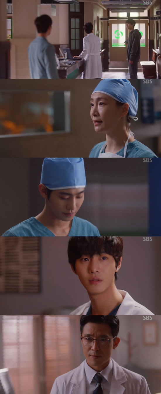 Romantic Doctor Kim Sa-bu 2 Ahn Hyo-seop is at the crossroads of ChoicesIn the 11th episode of SBS monthly drama Romantic Doctor Kim Sabu 2 broadcasted on the 10th, Seo Woo Jin (Ahn Hyo-seop) was drawn to the corner.On that day, Seo Woo Jin and Bae Moon-jung (Shin Dong-wook) found Kim Sa-bu (Han Seok-gyu) who fell to the floor.Seo Woo Jin hastily sealed Kims wounds, and all the hospital staff gathered in one place.Fortunately, Kim regained consciousness and refused to be hospitalized, saying, Its okay, Im not dying. Oh Myung-sim (Jin-kyung) said, Please listen to me. Who is going to die now?Im just going to check on my condition. Why do not you just go to hospital for a day? Kim Sabu reassured me that I do it myself, and Oh Myung-sim said, Do you know that you are lying on the floor of the clinic?If you were hurt, you should have told me. Is there a doctor in this hospital? Look.The doctor will judge whether it is okay or not. Please show an example as a patient. In the end, Kim was treated as he said, and then he found Kims room alone.Oh apologized to Kim Sabu and said, Tuppakki, where Kim Sabu falls, is going to fall down. Do you know? There will be some tests tomorrow morning.The next day, Kim treated the patients as usual. Seo Woo Jin dissuaded Kim Sabu, saying, Because there are people here who need teachers, because they should not be sick.Thats why you keep hiding it. Im afraid people here are worried. Im not sure thats a good Tuppakki for you.I do not know if Tuppakki is a good relationship that everyone depends entirely on one teacher.I am so sick that I can not hide my sickness to meet that expectation. Kim said, Thats what Im saying in the jargon, and Seo Woo Jin said, Please be diagnosed and get treated.At this time, Park Eun-tak (Kim Min-jae) heard the conversation between Kim Sa-bu and Seo Woo Jin, who worried about Oh Myung-sim, saying, Is Kim Sa-bu burdened by them?In addition, Seo Woo Jin noticed that the doctor who had performed the surgery in the past had made a mistake while he was operating.Seo Woo Jin decided to reveal this, and he had a nervous battle with Park Min-guk (Kim Joo-heon).In the end, Park Min-guk raised the tension of the drama by revealing that the doctor who made a mistake to Seo Woo Jin was Cha Eun-jae.Photo = SBS Broadcasting Screen