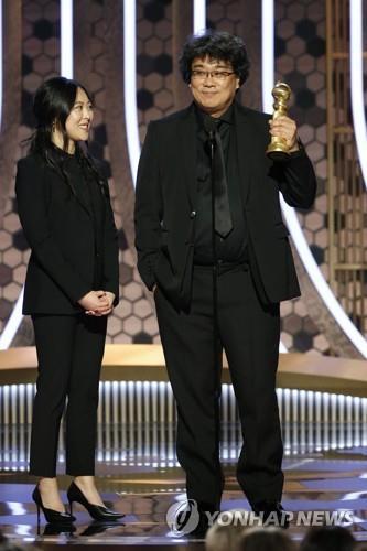봉준호 감독과 최성재씨(오른쪽) 지난달 5일 열린 제77회 골든 글로브 시상식에서 봉준호 감독이 외국어영화상을 받은 뒤 포즈를 취하고 있다. 왼쪽이 통역을 맡은 최성재씨.[AP 연합뉴스 자료 사진] [2020.01.08 송고]