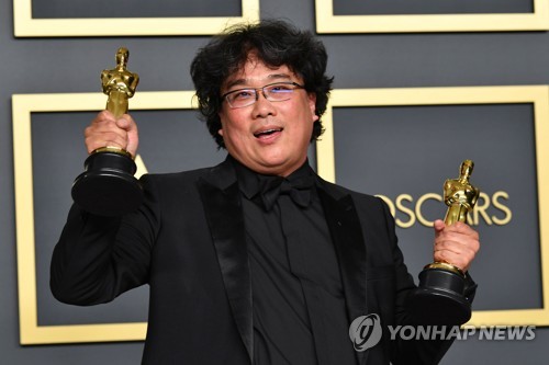 '기생충' 작품상까지 4관왕 영화 '기생충' 감독 봉준호가 9일(현지시간) 제92회 아카데미 시상식 기자실에서 트로피를 들고 포즈를 취하고 있는 모습. [AFP=연합뉴스 자료사진]