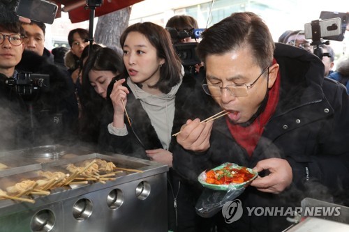 떡볶이 먹는 황교안 당대표 (서울=연합뉴스) 21대 총선 서울 종로 출마를 선언한 자유한국당 황교안 대표가 9일 오후 서울 성균관대학교 인근 분식점을 찾아 떡볶이를 먹고 있다. 2020.2.9 [자유한국당 제공. 재판매 및 DB 금지] photo@yna.co.kr