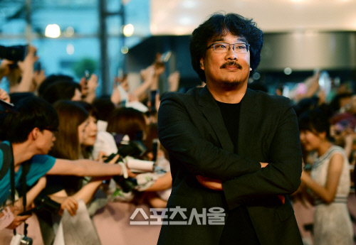 지난 2017년 6월 영화 ‘옥자’ 레드카펫 행사에서 봉준호 감독이 포즈를 취하고 있다. 스포츠서울DB
