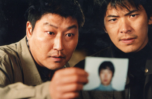 봉준호 감독의 첫 흥행작 ‘살인의 추억’에서 송강호(왼쪽)와 김상경. 출처|영화스틸