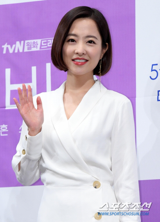 Actor Park Bo-young has signed an Exclusive contract with BH Entertainment.Since his debut as EBS Secret Correction in 2006, he has appeared in the films Your Wedding, Bloody Youth, Wolf Boy and Scandal Makers.Park Bo-young, who pioneered his own unique domain regardless of genres such as drama tvN Abyss, Power Woman Dobong Soon, Oh My Ghost, KBS2 Jungle Fish 1, SBS King and Me, is foreseeing a new leap forward as an exclusive contract with BH Entertainment.BH Entertainment said: Im delighted to be with Park Bo-young Actor.I will not spare any active support for Park Bo-young, who has been loved by the public with impressive acting and more to show in the future, to continue his more active activities in the future. On the other hand, BH Entertainment, which Park Bo-young signed with Exclusive contract, is Ko Soo, Gong Seung Yeon, Kim Go-eun, Kim Yong Ji, Park Sung Hoon, Park Jung Woo, Park Ji Hoo, Park Hae Soo, It is an Actor Global Management Company belonging to Jung Woo, Cho Bok Rae, Jingu, Chu Ja Hyun, Han Gain, Han Ji-min and Han Hyo-ju.