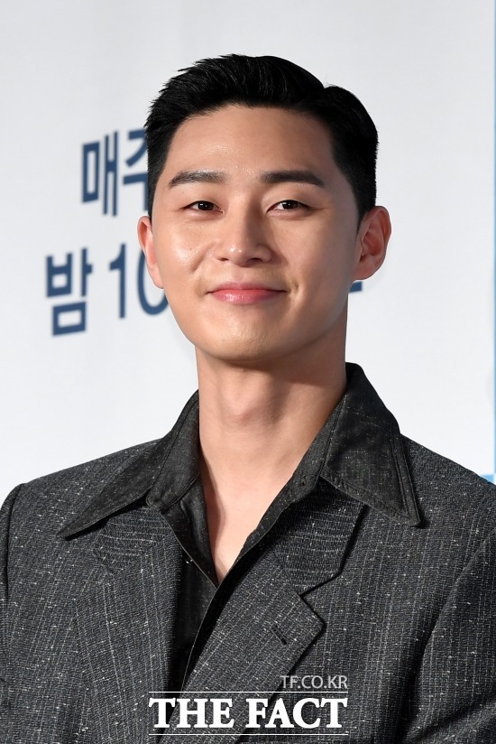Celebrations of domestic celebrities followed as news of the four-cademi crown of the movie parasite was announced at the United States of America.Actor Park Seo-joon, who made a special appearance in the movie parasite, posted a video on his instagram on the 10th with an article saying Crazy.The video featured a screen in which Psychiatric won the best picture during the 92nd Academi Awards live broadcast; Park Seo-joon, who sees it, said, Wow. Wow.Im crazy, he said without saying.Park Seo-joon later captured the joy of his best friend, Actor Choi Woo-shik, and posted it on SNS, To be honest, I am spring stealing tears.I came down from the announcers room before the radio, and when I got the award, there was a cheering: The parasite is writing a new history, said Jang Ye-won, an announcer.Every time I talk to the director, I am a director who is delicate and detailed and called Bongtail. The more I talk today, the more I feel excited and trembling.Then, when the parasite received the screenplay award, We are thank you parasites.Todays same day, we have to listen to Choi Woo-shiks A glass of shochu, the theme song of parasites.Actor Jung Ryeo-won also said, I watched this prosecutor (Lee Sun-gyuns role in JTBC drama The Test Civil War) win the Academy.I am so happy to have a lot of staff and actors besides Bong Joon-ho, and I drink until morning, he said.In addition, Girls Day Hyeri Mina, broadcaster Hong Seokcheon, musical actor Kim So Hyun, actor Lee Yoonji and Exo Suho celebrated the four parasites through SNS.Earlier, The Parasite won Best Picture, Best Director, Best International Film and Screenplay at the 92nd Academy Awards at the United States of Americas Dolby Theater in Los Angeles, California, on the 9th (local time).
