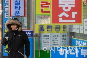 지난해에 이어 서울 부동산 시장이 정부의 대책에도 아랑곳 없이 상승세를 이어가고 있는 3일 서울 송파구 한 부동산중개업소 밀집상가에 부동산 매매 및 전월세 가격이 붙어 있다./강진형 기자aymsdream@