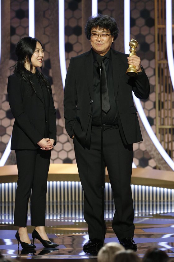 1월 5일(현지시간) 골든 글로브 시상식 무대에 봉준호 감독과 함께 선 샤론 최. [AP=연합뉴스]