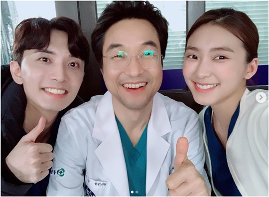 Singer Purple (real name Yoon Purple) has released a photo taken with Actor Han Suk-kyu Yun Tree Shin Dong-wook Kim Min-jae.Purple posted two photos on February 10, along with an article entitled Todays Romantic Stone on his personal instagram.Purple in the photo is smiling in a bright stone hospital nurse suit.Next to Purple, Actor Han Suk-kyu Yun-tree smiled and held up his thumb.Other photos released by Purple show Actor Kim Min-jae Shin Dong-wook, a flower boy of SBS Moonhwa Drama Romantic Doctor Kim Sabu 2.Purple has glasses on her chin and Shin Dong-wook has tilted her head to a cute pose.Purple is playing the role of nurse Ju Young Mi in SBS Drama Romantic Doctor Kim Sabu 2.Actor Kim Ji-seok commented on Wow, give my regards to a senior, and gave a warm welcome to Han Suk-kyus face.Choi Yu-jin