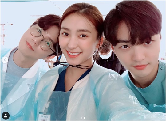 Singer Purple (real name Yoon Purple) has released a photo taken with Actor Han Suk-kyu Yun Tree Shin Dong-wook Kim Min-jae.Purple posted two photos on February 10, along with an article entitled Todays Romantic Stone on his personal instagram.Purple in the photo is smiling in a bright stone hospital nurse suit.Next to Purple, Actor Han Suk-kyu Yun-tree smiled and held up his thumb.Other photos released by Purple show Actor Kim Min-jae Shin Dong-wook, a flower boy of SBS Moonhwa Drama Romantic Doctor Kim Sabu 2.Purple has glasses on her chin and Shin Dong-wook has tilted her head to a cute pose.Purple is playing the role of nurse Ju Young Mi in SBS Drama Romantic Doctor Kim Sabu 2.Actor Kim Ji-seok commented on Wow, give my regards to a senior, and gave a warm welcome to Han Suk-kyus face.Choi Yu-jin