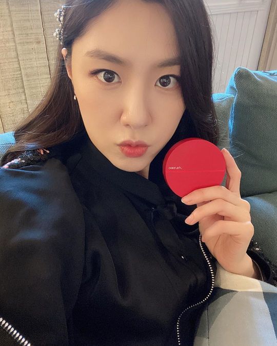 Seo Ji-hye boasted a dazzling Beautiful looks.Actor Seo Ji-hye posted two photos on February 11 with his article Waiting to shoot in his instagram.In the open photo, Seo Ji-hye poses with a cushion fact in the waiting room.Seo Ji-hye admires her doll-like Beautiful looks and her veiled side.bak-Beautiful looks