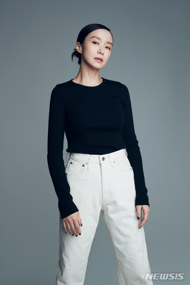 On the morning of the 11th, there was a Jeon Do-yeon interview in the movie The Animals Wanting to Grab a straw at a cafe in Jongno-gu, Seoul.Jeon Do-yeon said: I like Ra Mi-ran, her laughing code or Komidi is an expectation, isnt there peoples expectation of her?I did not see honest candidate as a competition, but I am looking forward to it.Jeon Do-yeon then revealed his confidence in acting Komidi.I think I can do well with the Girl Cops that Mr. Ra Mi-ran did, I think I will do Komidi better than I thought.I am a really pleasant person, and (the directors) have kept me in a lot of works. Im sorry, can not I use it that way? In the meantime, he also said that he wanted to challenge Jung Woo-sung and Komidi acting together in this work.Jeon Do-yeon said: I like a melodrama with Jung Woo-sung but I want to try Komidi, it was fun to watch (his acting) on the spot when I was filming.He threw himself out and realized the character. It was a genre that he had never tried, but he thought it would be fun to do it with Jung Woo-sung The beasts who want to catch the straw is a Greene crime drama for ordinary humans planning a bath to take the money bag.Jung Woo-sung and Jeon Do-yeon, Bae Sung-woo, Yoon Yo Jong and Jung Man-sik appeared on the show.