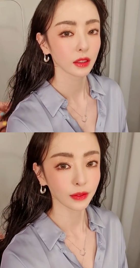 Actor Lee Da-hee flaunted her dazzling beautyOn the 11th, Lee Da-hee posted an article and video called Twinkle through his Instagram.The released video shows Lee Da-hee getting makeup.The glamorous glitter shadows, subtle blusher and moist red lip make Lee Da-hees distinct features even more striking, with the stylish Lee Da-hee look captivating.Lee Da-hee appeared on TVN Enter the search term WWW which lasted in July last year as Cha Hyun.Photo: Lee Da-hee Instagram