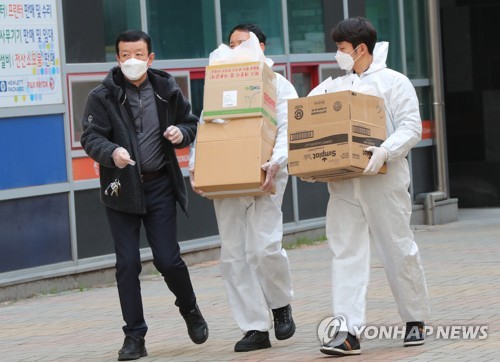 중국 유학생들에게 도시락 배달 (광주=연합뉴스) 박철홍 기자 = 11일 오전 광주 북구 전남대학교 생활관(기숙사)에서 신종 코로나바이러스 감염증 확산을 방지하기 위해 기숙사 내에 격리 중인 중국 유학생들에게 도시락을 전달하기 위해 직원들이 방역복을 입고 내부로 들어가고 있다. 2020.2.11 pch80@yna.co.kr