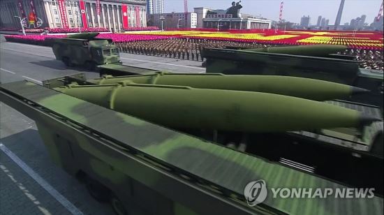 2018년 2월 8일 북한의 ‘건군절’ 열병식에 등장했던 신형 지대지 단거리탄도미사일(SRBM)로 추정되는 미사일. 이 미사일은 신형 고체연료를 쓰는 것으로 알려졌다. 연합뉴스