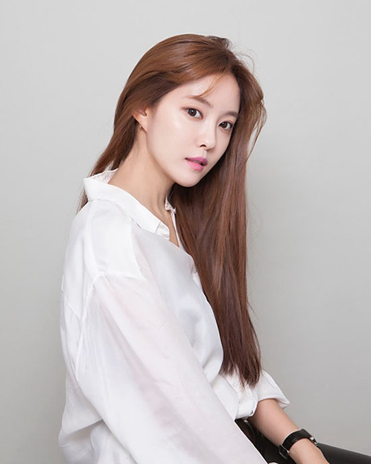 Hyomins new profile has been released.In a profile released on February 12, Hyomin showed a clean and innocent image with white shirts and pastel tones.In addition, it is a black dress that has a fatal allure, a bright smile that matches up-style hair, and a lovely charm.Hyomin, who announced the new start in 2020 with the release of his new profile, will be active in various fields such as music, acting and entertainment this year.Hyomin, who has a solid fan base overseas enough to hold solo fan meetings in Japan and Vietnam, proved its constant topicality last year, ranking 38th in Chinas SNS Weibo Selob Topic Ranking (first among Korean female entertainers).Minjee Lee