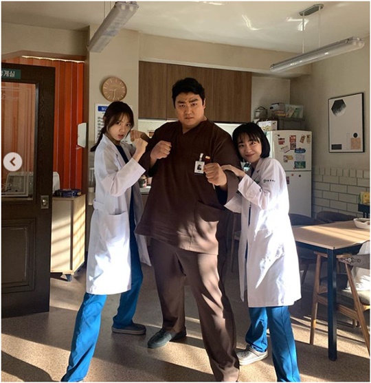 Actor Lee Sung-kyung has released the SBS drama Romantic Doctor Kim Sabu 2 with Lee Kyu-ho So Joo-yeon.Lee Sung-kyung posted two photos on February 11th with an article entitled We Keep the Stone Dam on his personal instagram.Lee Sung-kyung in the photo was cute because he held his fist with a cheerful expression.Next to Lee Sung-kyung, actor Lee Gyu-ho prepares to fight in a daring manner; So Joo-yeon hangs by Lee Gyu-ho to create a cute atmosphere that draws attention.Lee Sung-kyung Lee Kyu-ho So Joo-yeon is appearing in SBS drama Romantic Doctor Kim Sabu 2.Lee Sung-kyung plays the role of a thoracic surgeon, Cha Eun-jae, Lee Kyu-ho plays the role of a stone-walled hospital guard Mr. Gu, and So Joo-yeon plays the role of a resident Yoon-ae,Choi Yu-jin